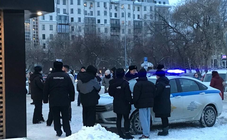 В Тюмени полиция задержала 10 подростков у ЦУМа