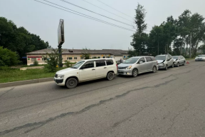 В Биробиджане собрали «автопоезд», спровоцировав столкновение четырех авто