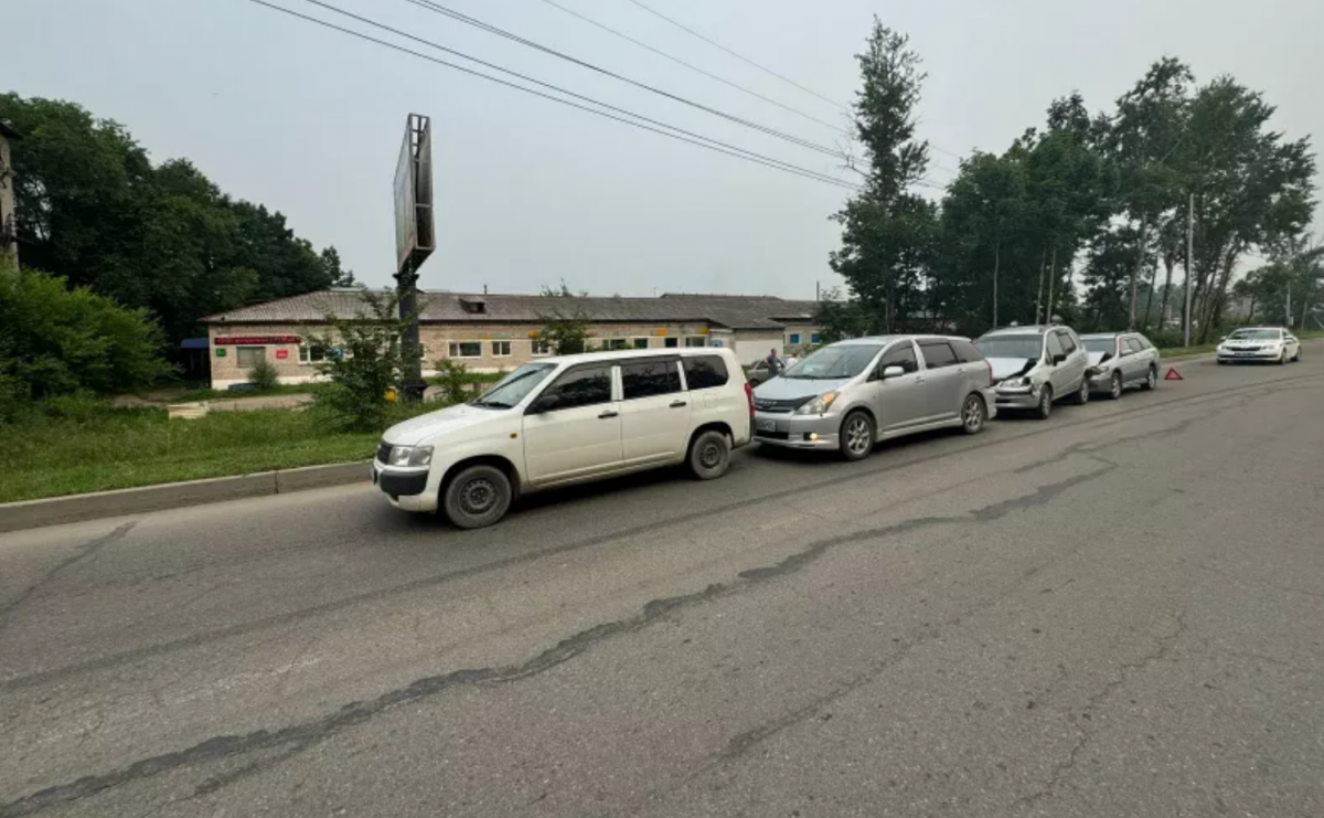 В Биробиджане собрали «автопоезд», спровоцировав столкновение четырех авто