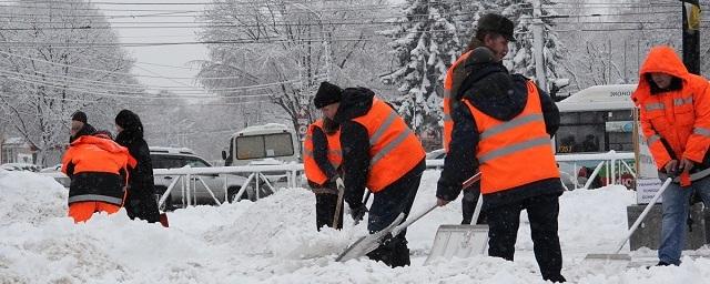 Снег с улиц Волгограда убирают 72 спецмашины