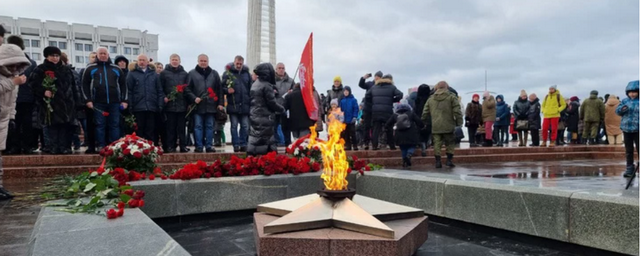 Макеевке военнослужащих. Почтим память погибших солдат. Память погибшим в Макеевке. Траурный митинг в Самаре. Макеевка память погибшим ребятам.