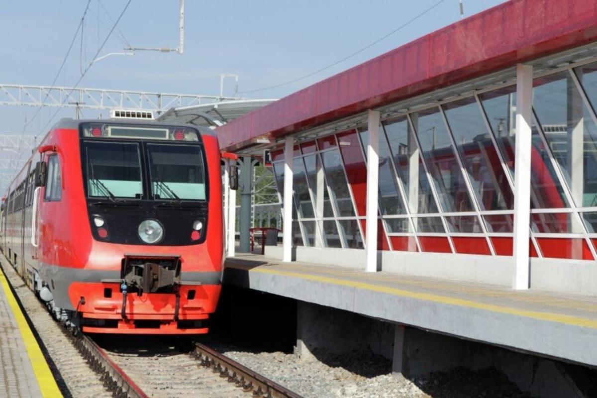 На железнодорожных путях в Казани электричка травмировала двух школьниц