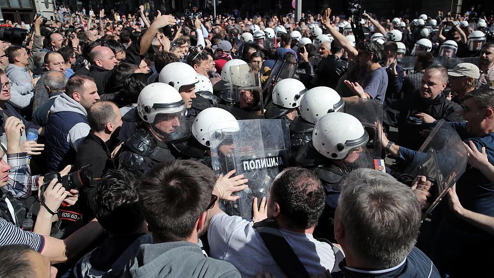 В Сербии жители пытались штурмовать парламент на митинге по COVID-19