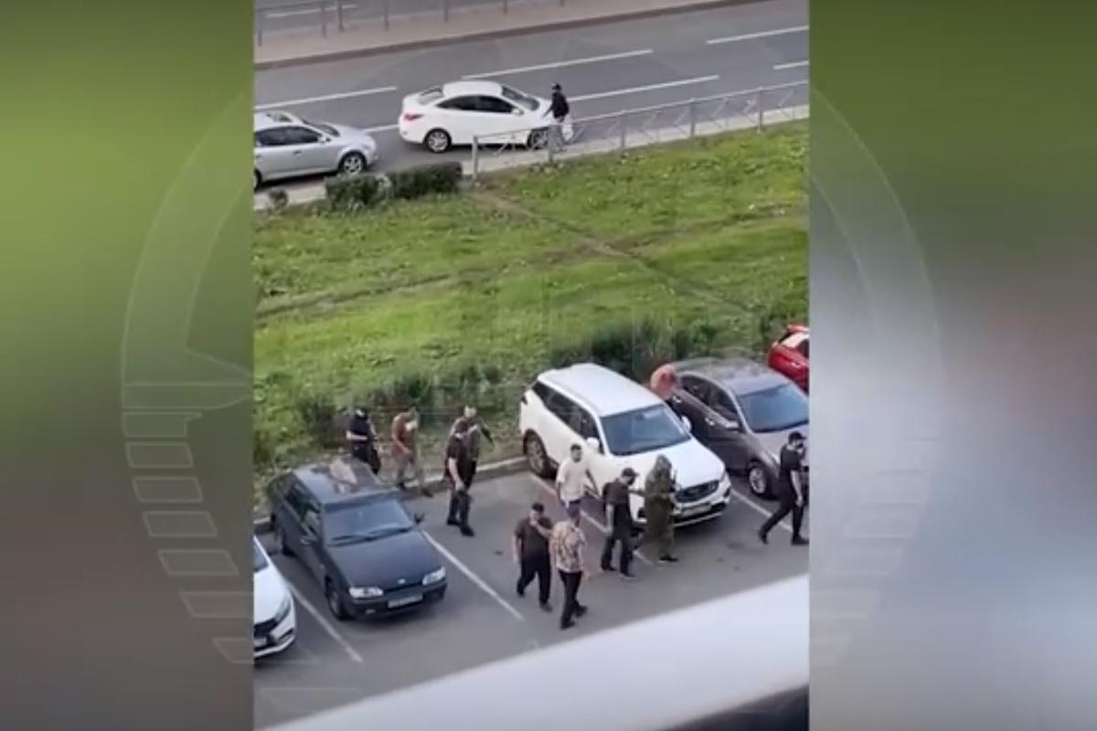 Таксисты устроили перестрелку на Комендантском проспекте в Петербурге