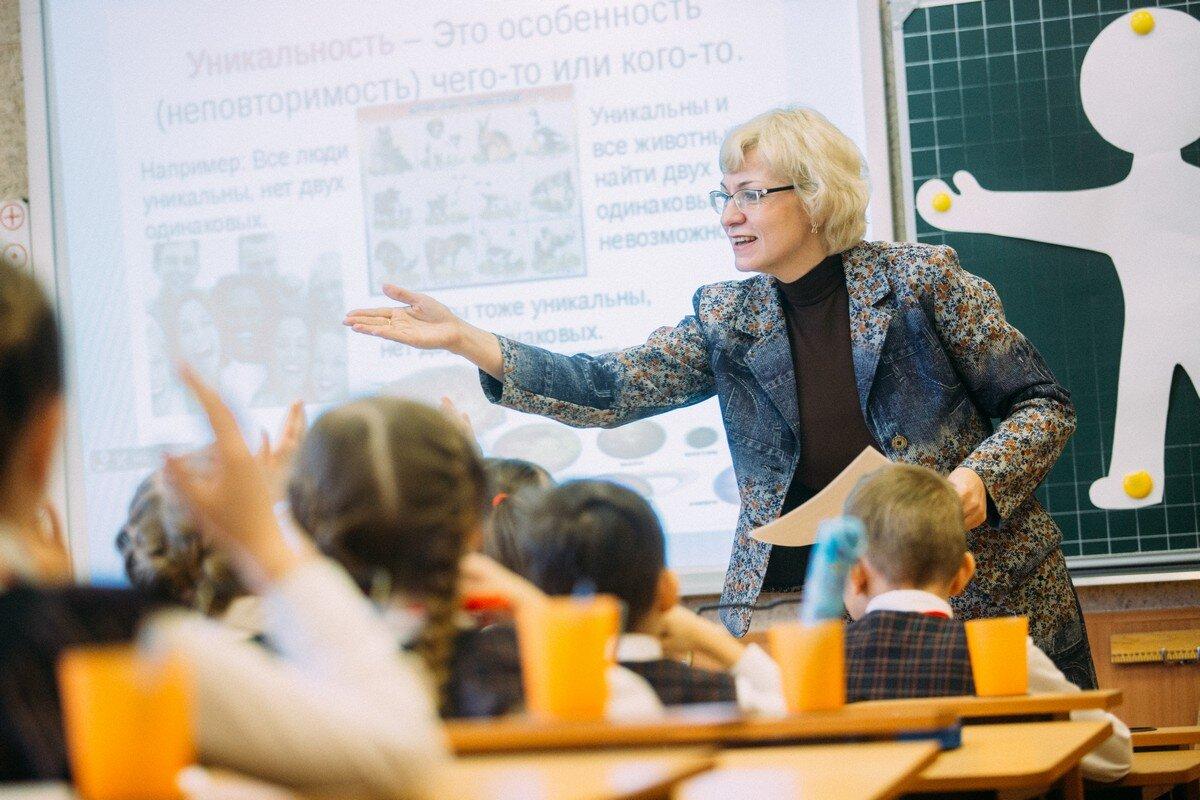 Депутат ГД Смолин заявил о необходимости принять меры по повышению реального статуса учителя