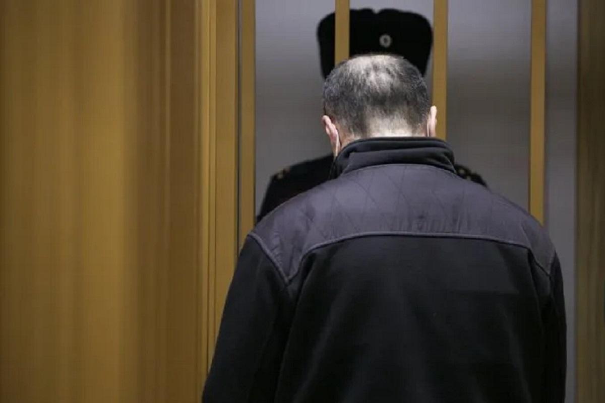 Пьяный житель Заводоуковска обматерил прохожих и справил нужду на дверь прокуратуры