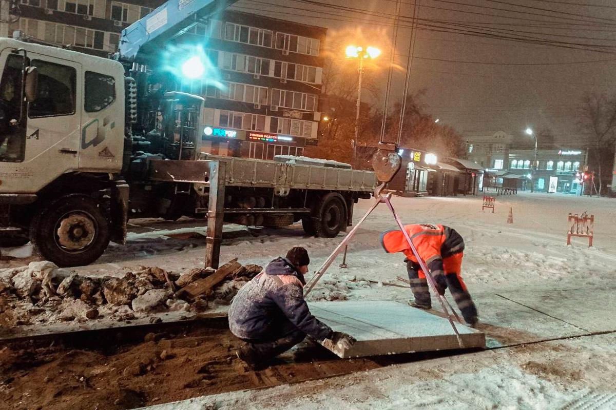 По поручению мэра Руслана Болотова: в Иркутске меняют деформированные железобетонные плиты, уложенные на трамвайных путях