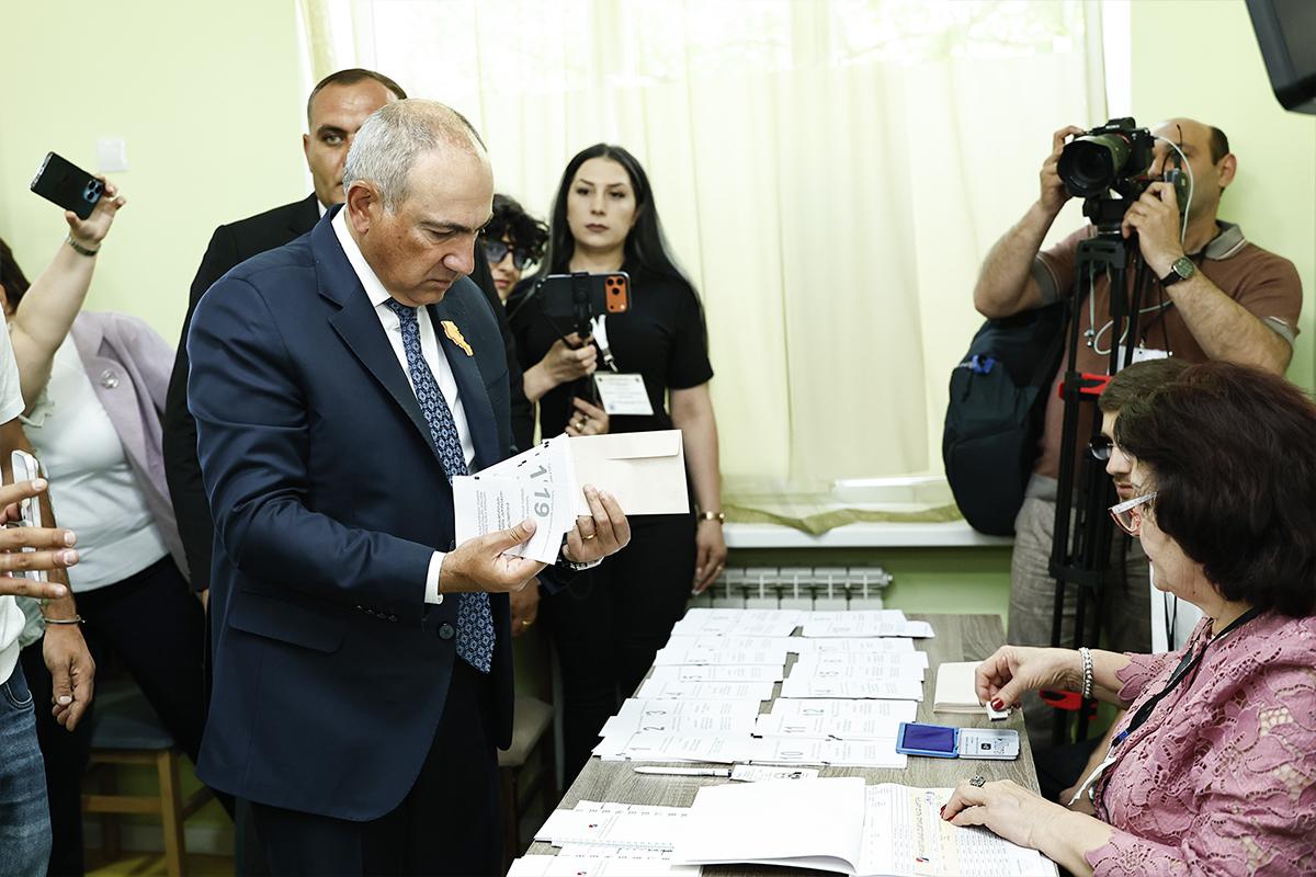 Единоличная власть: партия Пашиняна получила конституционное большинство, а оппозиция назвала выборы нелегитимными