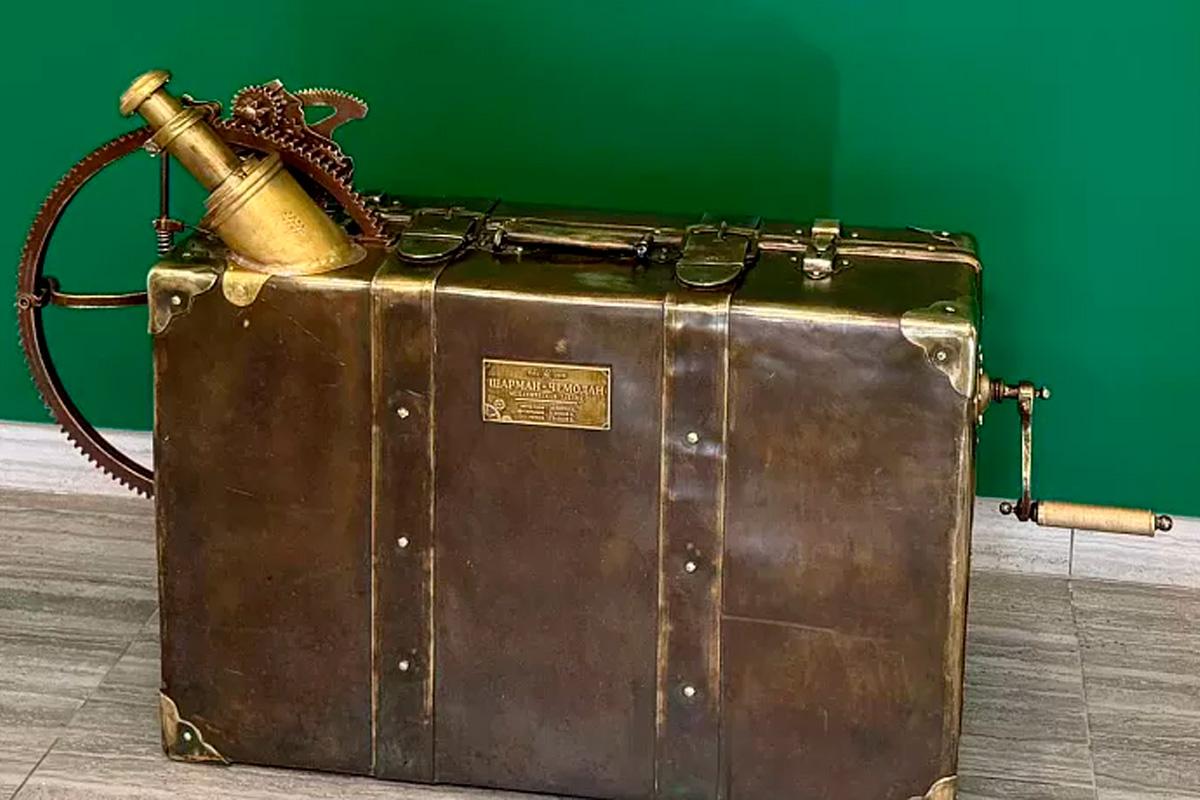 Поэт Игорь Золотов подарит Туле арт-объект «Шарман-чемодан» на День города