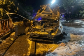 Во Владикавказе в результате ДТП врезалась в ограждение и загорелась машина с детьми в салоне