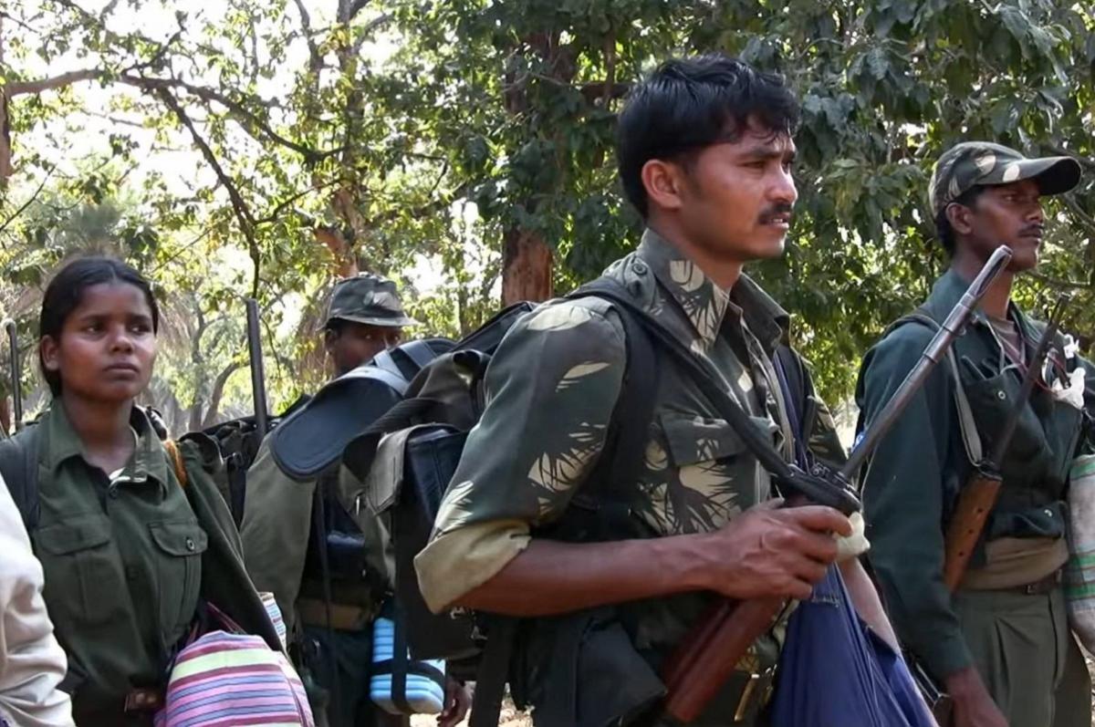 В Индии полицейские задержали мужчину, который приковал свою жену к дереву, пострадавшая чудом выжила в диком лесу