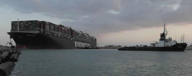 Перекрывший Суэцкий канал контейнеровоз сняли с мели
