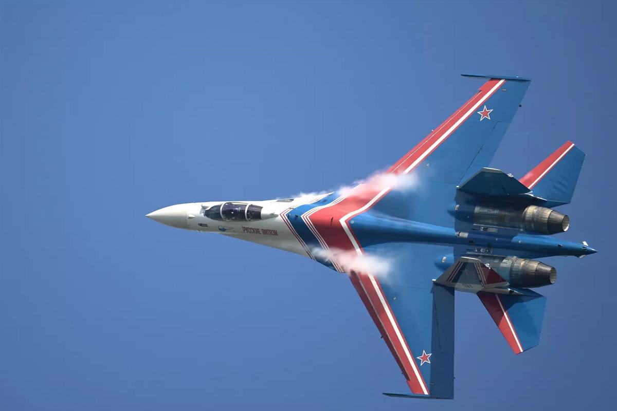Пилотажники против НАТО: «Русские витязи» впервые перехвачены над Баренцевым морем с боевыми ракетами