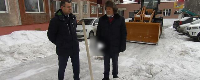 Мэр Сургута отправил чиновников на уборку снега во дворах