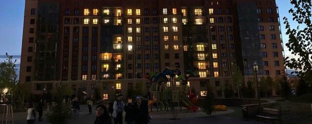На фасадах многоэтажек в Новосибирске появились огромные цифры 75