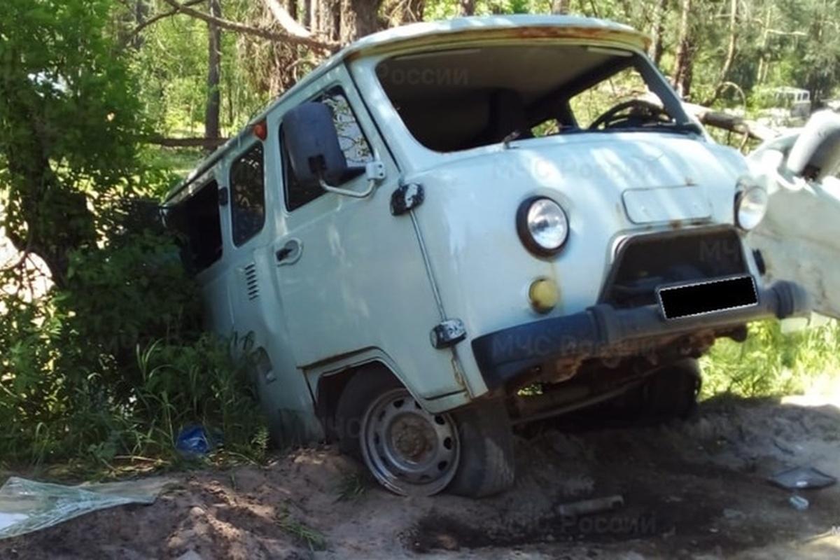 На загородной трассе в Калужской области столкнулись «Буханка» и легковой автомобиль