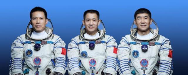 Китай запускает в космос пилотируемый корабль «Шэньчжоу-12»