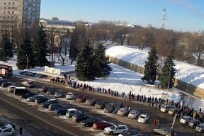 Замерзнуть на пути к родным: сотни эстонцев штурмуют границу с РФ перед «режимом тишины» Таллина