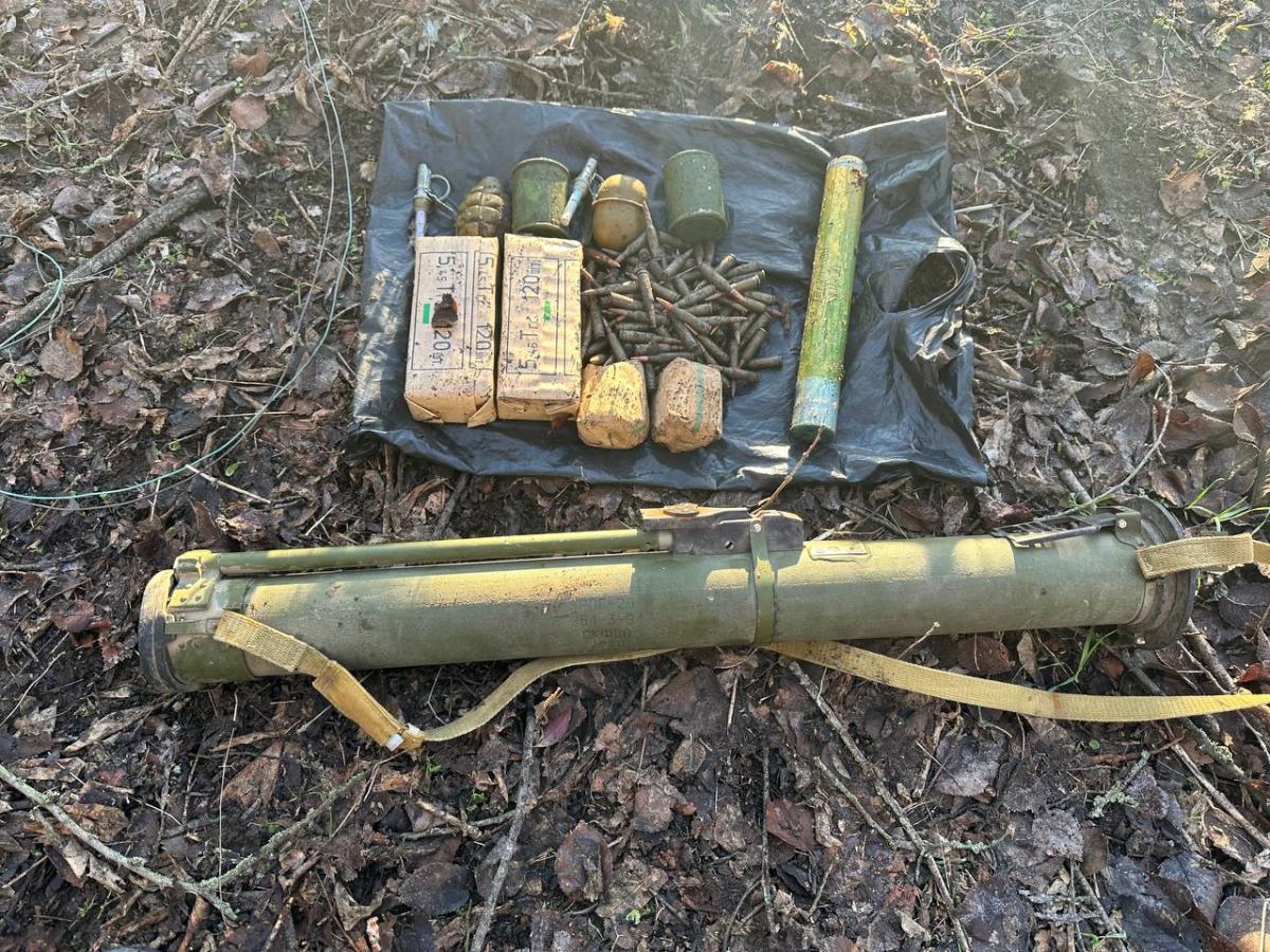 Тайник с гранатометом и взрывчаткой нашли в лесополосе под Бердянском