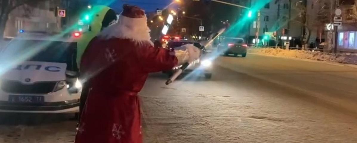 Дед Мороз в Саранске дарил елки водителям без нарушений и сладкие подарки детям