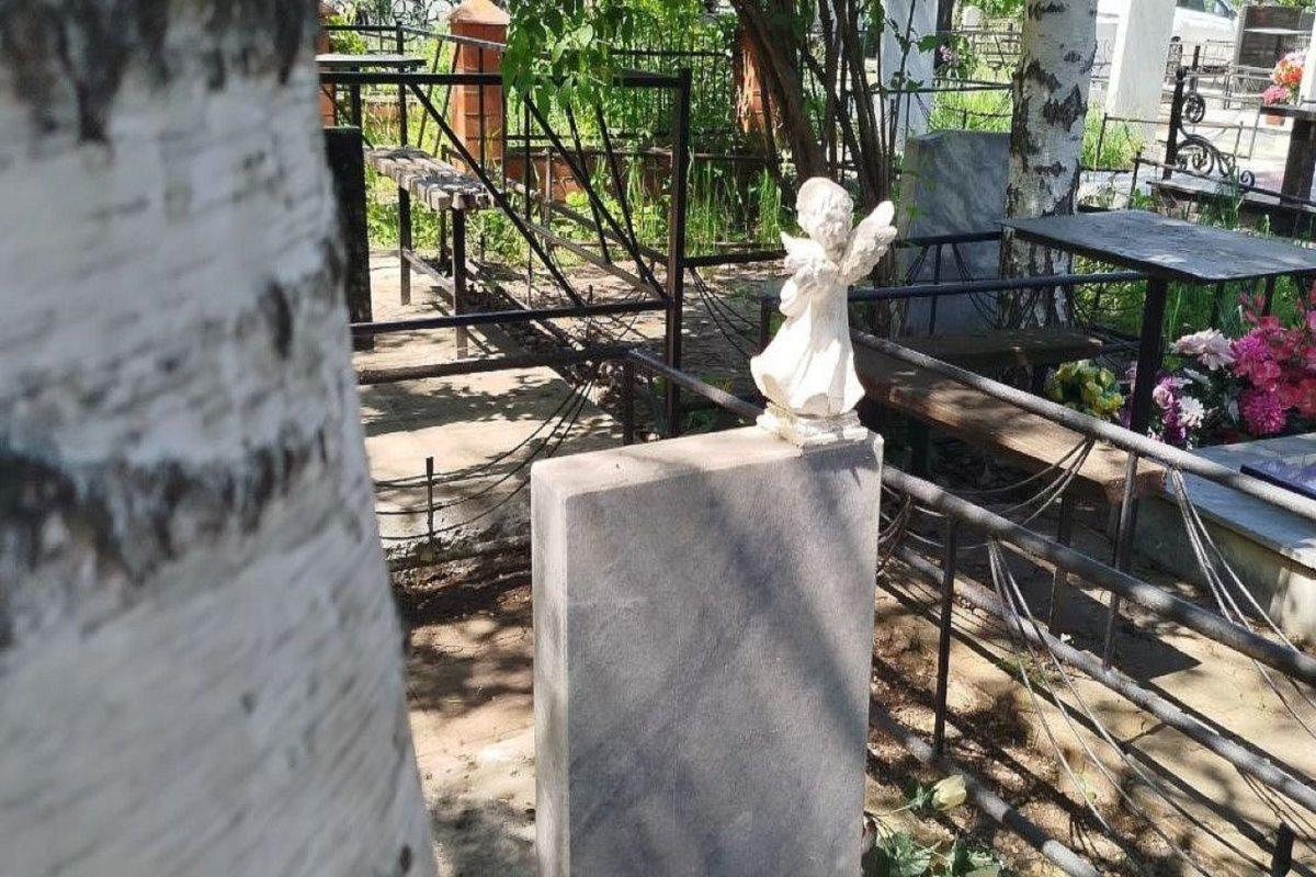 В Нижнем Тагиле простились с двумя девушками, утонувшими вместе с машиной в пруду