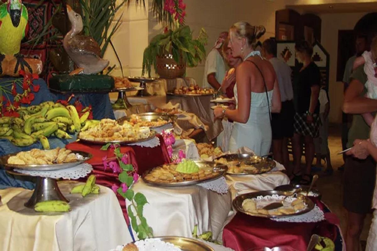 Не знают меру и свинячат: Туристка рассказала о поведении россиян на курортах ОАЭ