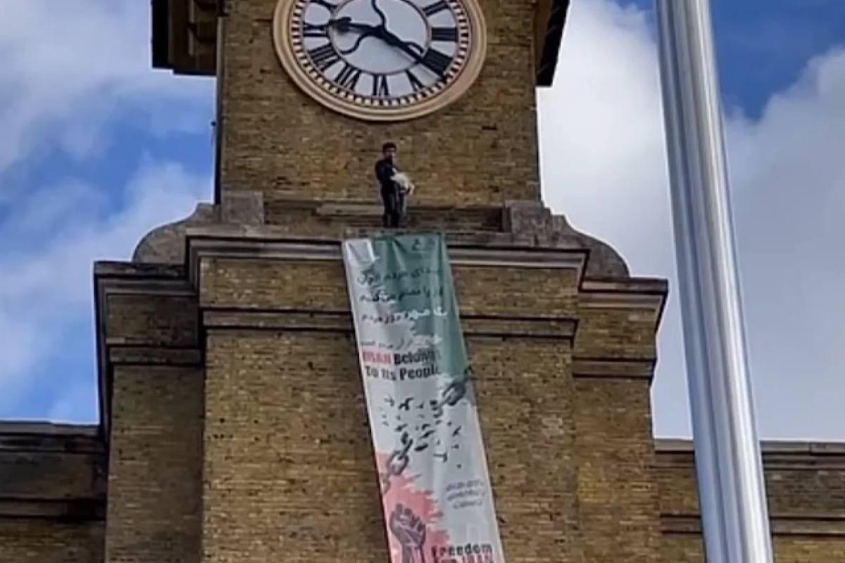 Мужчина забрался на башню Кинг-Кросс в Лондоне и устроил протест