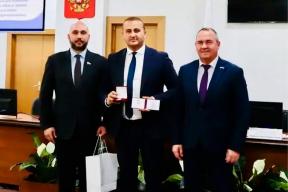 Спикер Гордумы Евгений Чинцов вручил благодарности 13 нижегородцам за вклад в патриотическое воспитание и достижения в спорте