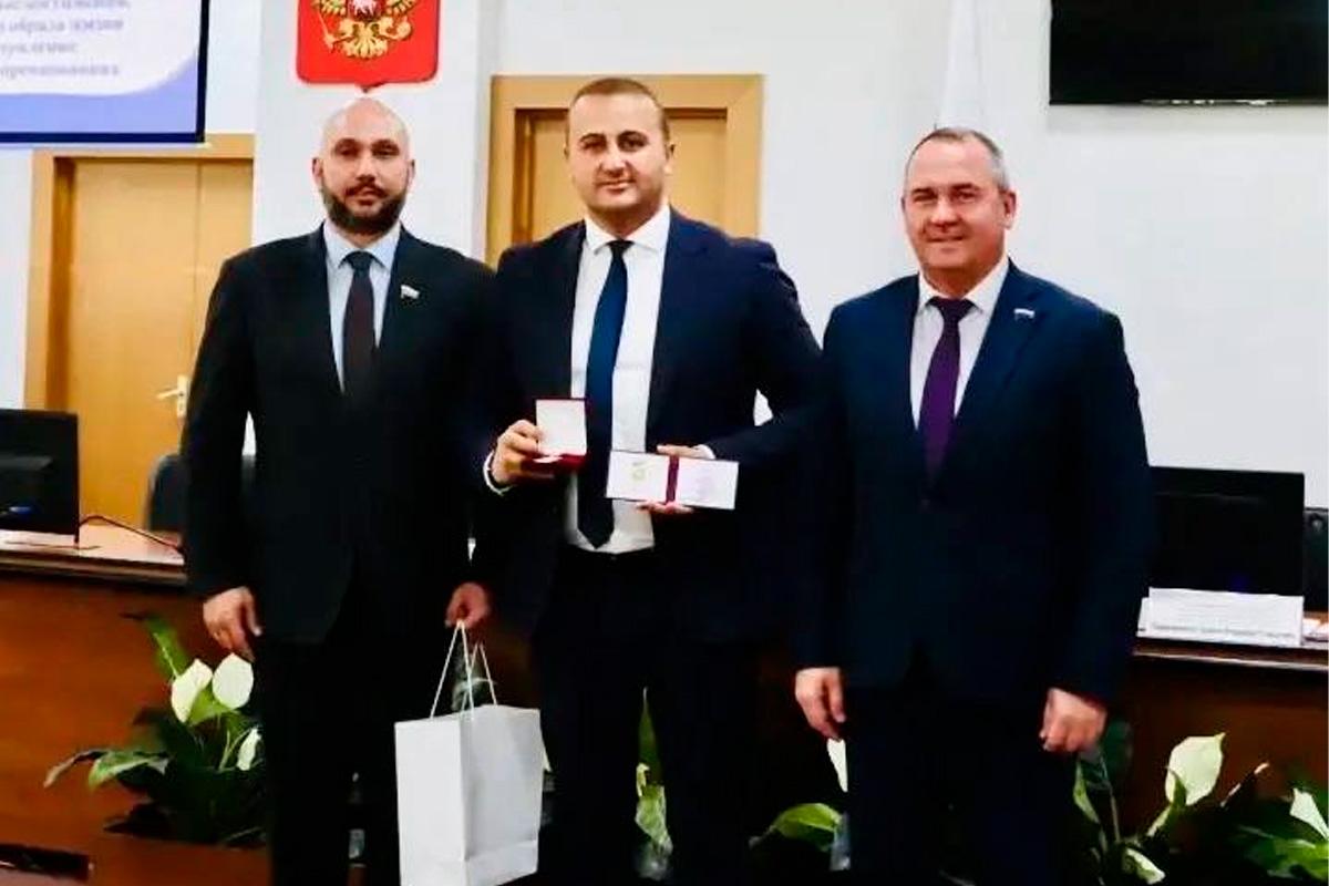 Спикер Гордумы Евгений Чинцов вручил благодарности 13 нижегородцам за вклад в патриотическое воспитание и достижения в спорте