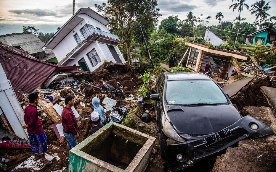 Спасатели ищут выживших после землетрясения в Индонезии, унесшего жизни 252 человек