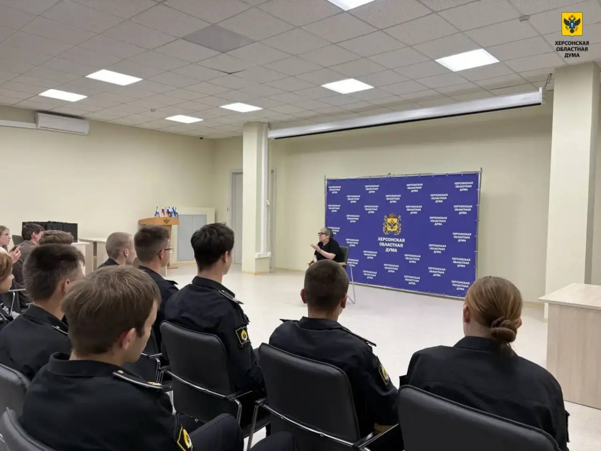 Спикер Херсонской облдумы Татьяна Томилина провела экскурсию и рассказала о работе парламента активистам «Движения Первых»