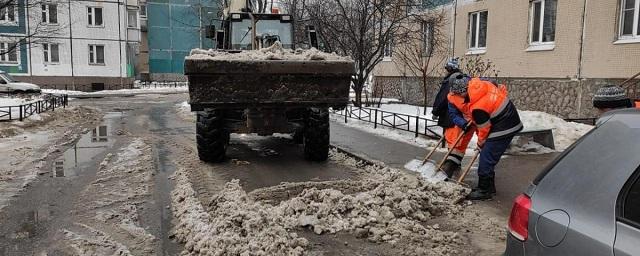 Оклады отрабатывают. Петербуржцы высмеяли «уборку» тротуара в Красногвардейском районе для фотоотчета