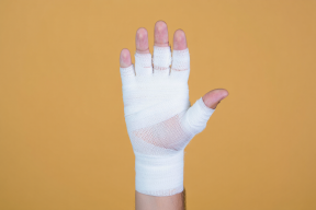 В Анталье ребенок из России получил тяжелую травму при попытке перелезть забор