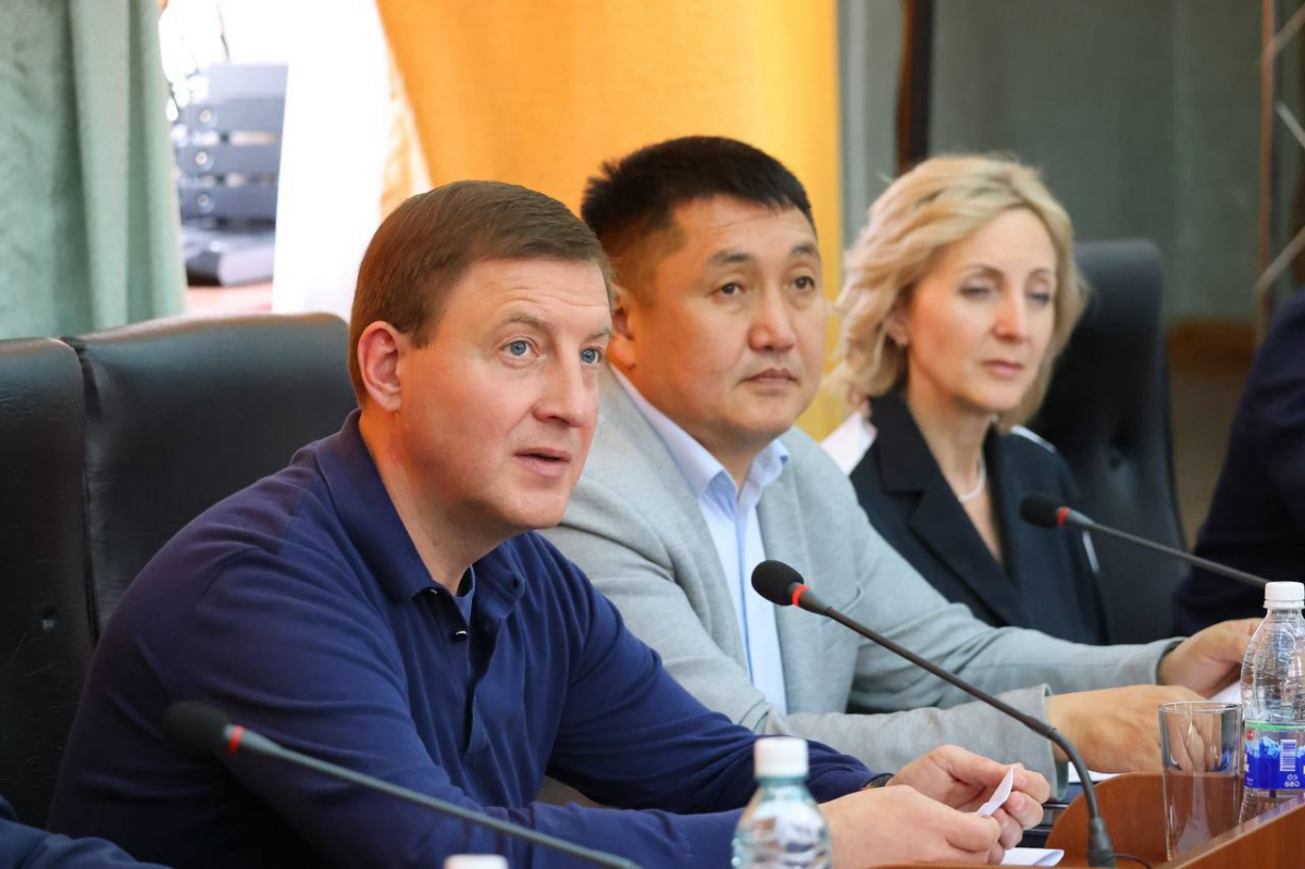 Безнадзорный скот, обращение с ТКО, этнофестиваль: глава Республики Алтай Андрей Турчак провел выездное совещание с главами поселений в Усть-Коксе