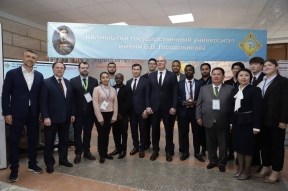 Глава Калмыкии Бату Хасиков поздравил студентов и коллектив КалмГУ с 55-летием вуза