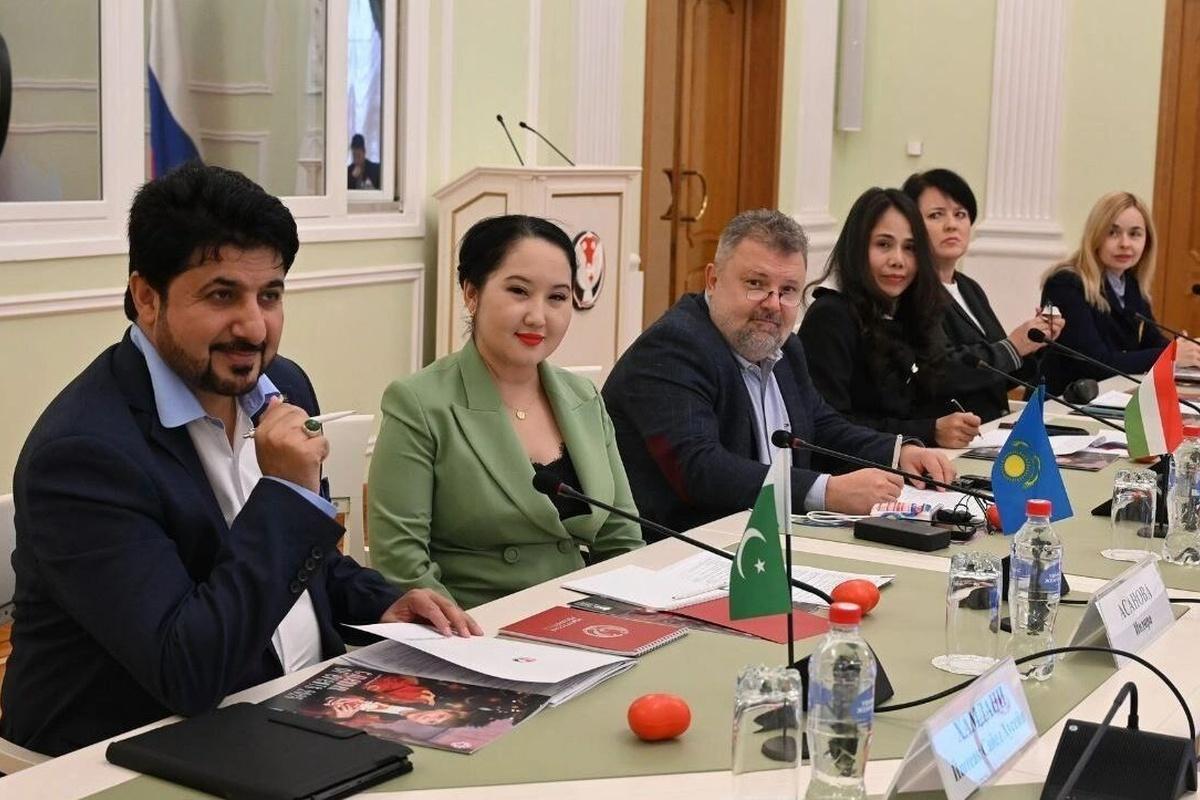 В Удмуртии обсуждают новые возможности в торговле и образовании с иностранными СМИ