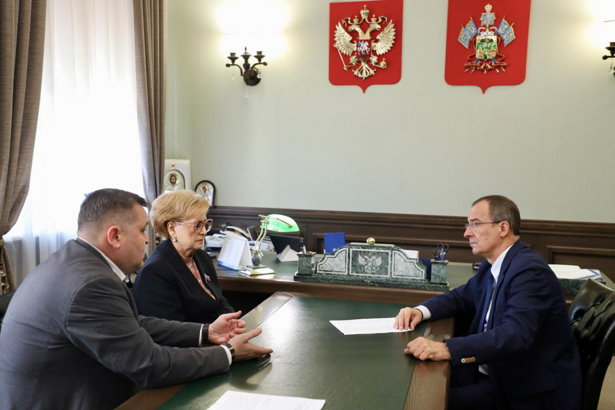 Юрий Бурлачко вручил председателю городской Думы Краснодара удостоверение зампреда краевого Совета законодателей