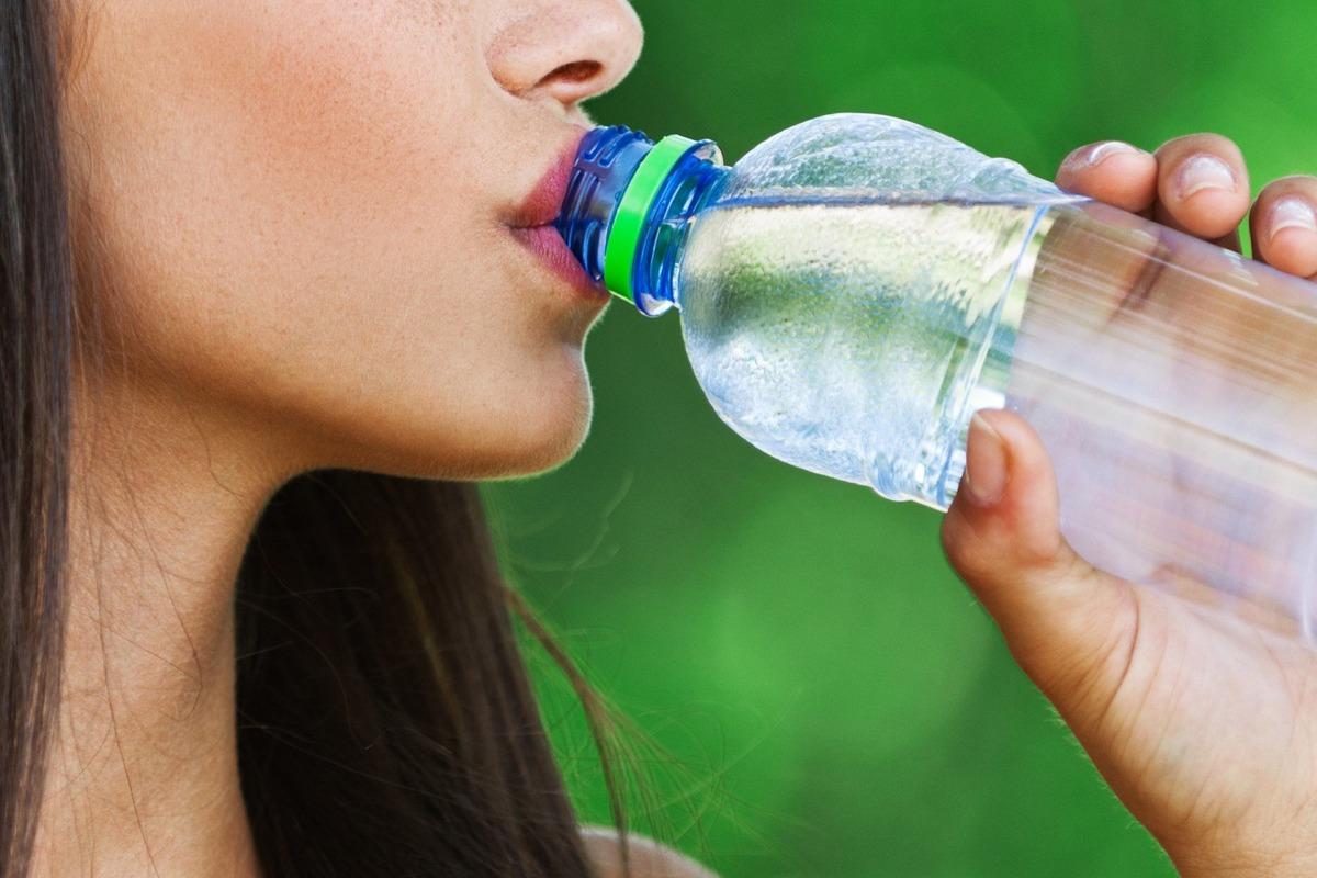 Ученые заявили, что пить воду из пластиковых бутылок вредно для здоровья