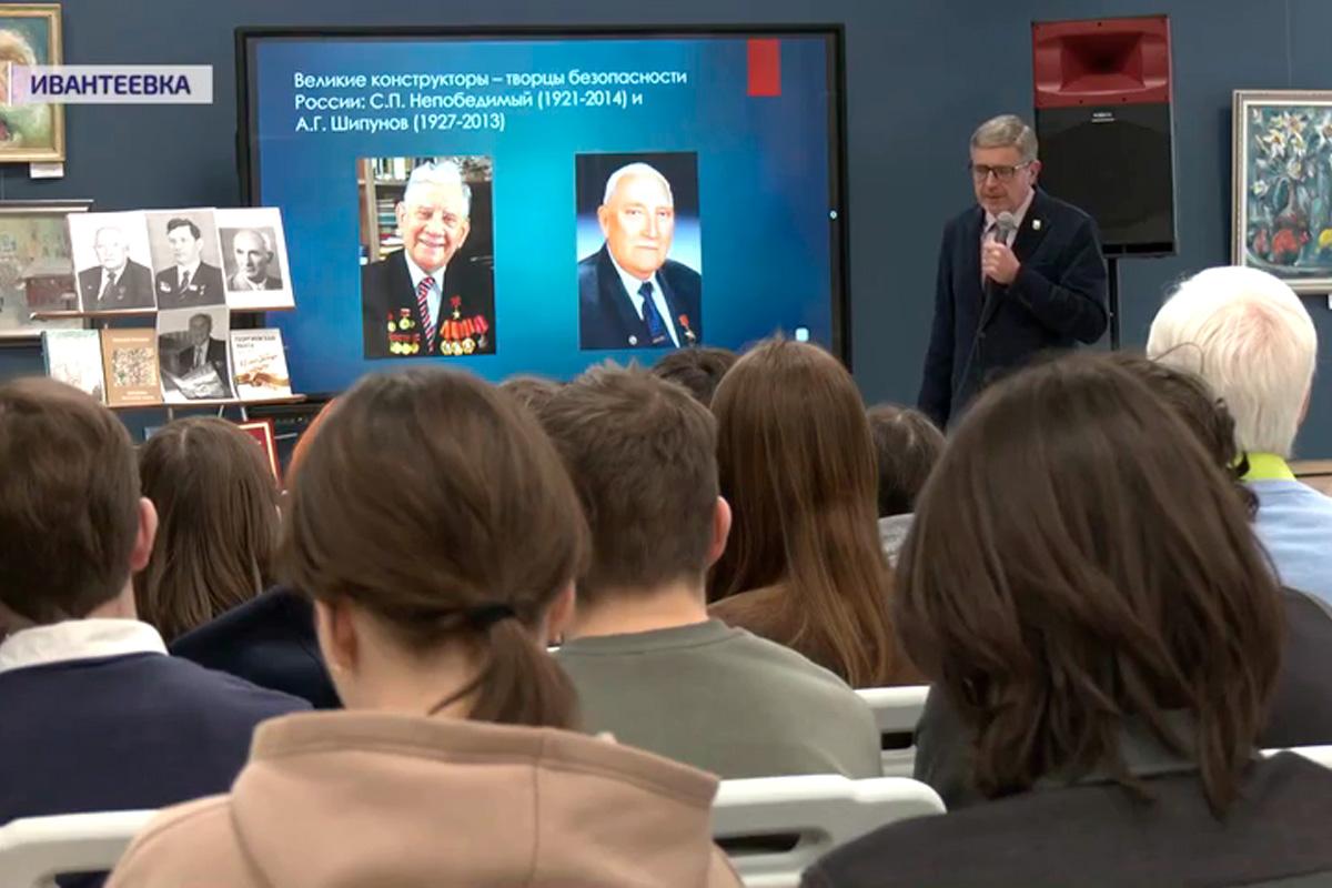 В Ивантеевке Городского округа Пушкинский в арт-галерее библиотеки имени И.Ф. Горбунова прошла встреча с писателем Николаем Ходановым