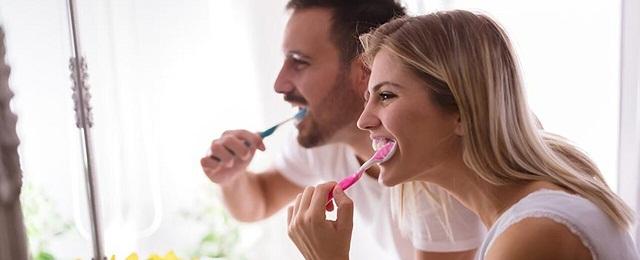 Стоматолог Самир Патель назвал ошибкой привычку чистить зубы после завтрака