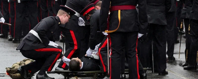 Несколько военных упали в обморок на коронации Карла III