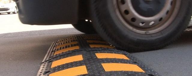 Наехал на лежачего полицейского. Лежачие полицейские для грузовиков мощные. Лежачие полицейские много. Наехал на лежачего полицейского. Лежачий полицейский фото.