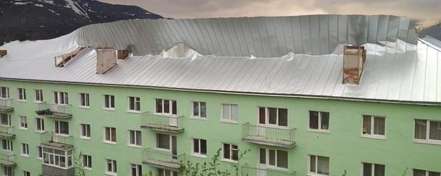 В Кировске жители двух домов полгода живут со сломанной крышей