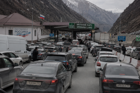 Граница встала: рекордный пассажиропоток и сломанная фура собрали 20 тысяч человек в очереди на Верхнем Ларсе
