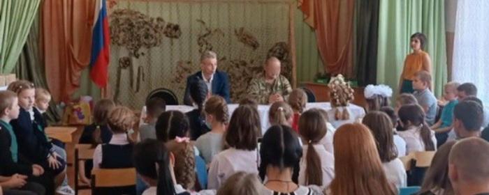 Астраханский боец СВО навестил школьницу, приславшую ему открытку