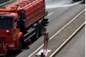 Загорала посреди шоссе: в Москве оштрафовали модель за наготу на разделительной полосе