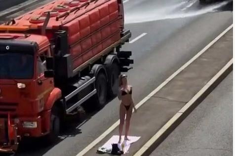 Загорала посреди шоссе: в Москве оштрафовали модель за наготу на разделительной полосе