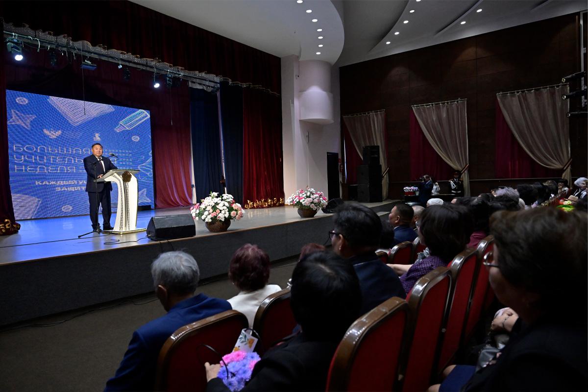 Глава Владислав Ховалыг вручил педагогам премии Главы Республики Тыва