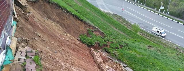 У стен Кремля в Нижнем Новгороде сошел грунт