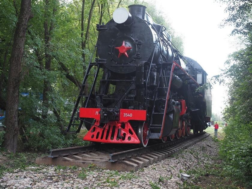 В Калуге установили памятник паровозу